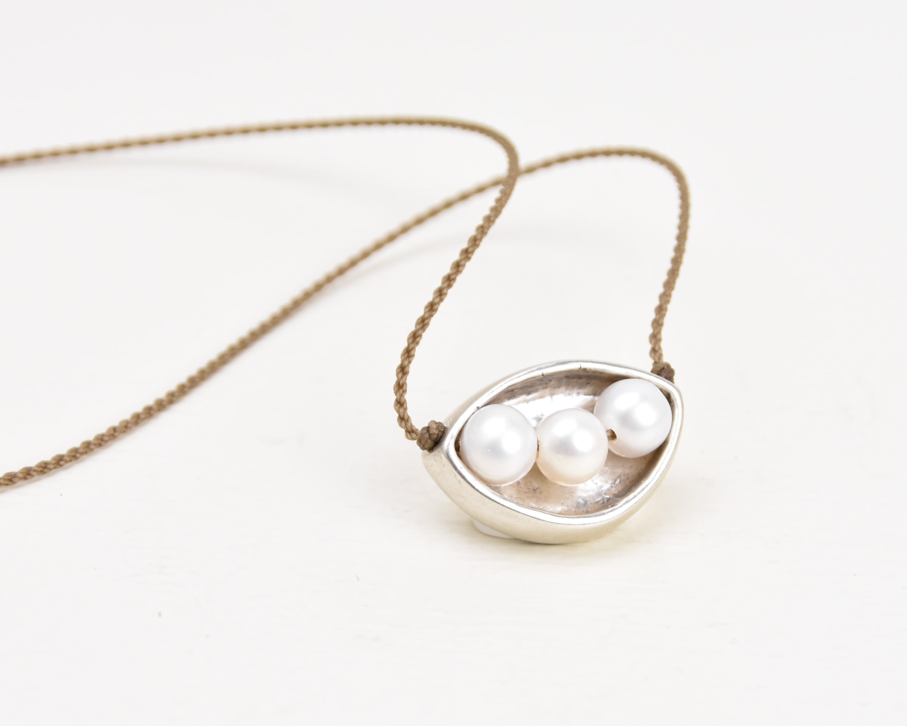 Tula Blue Metals | White Pearl