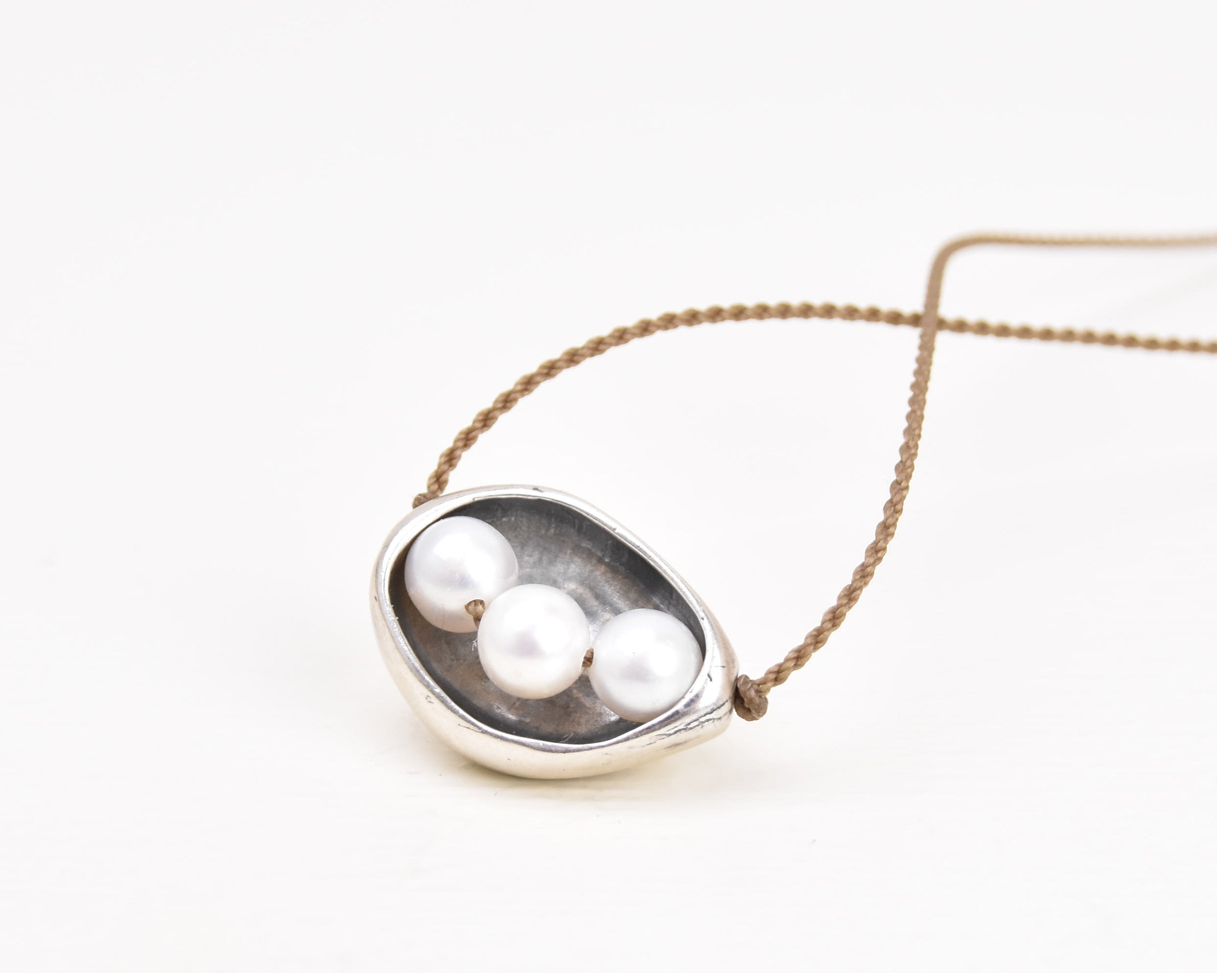 Tula Blue Metals | White Pearl