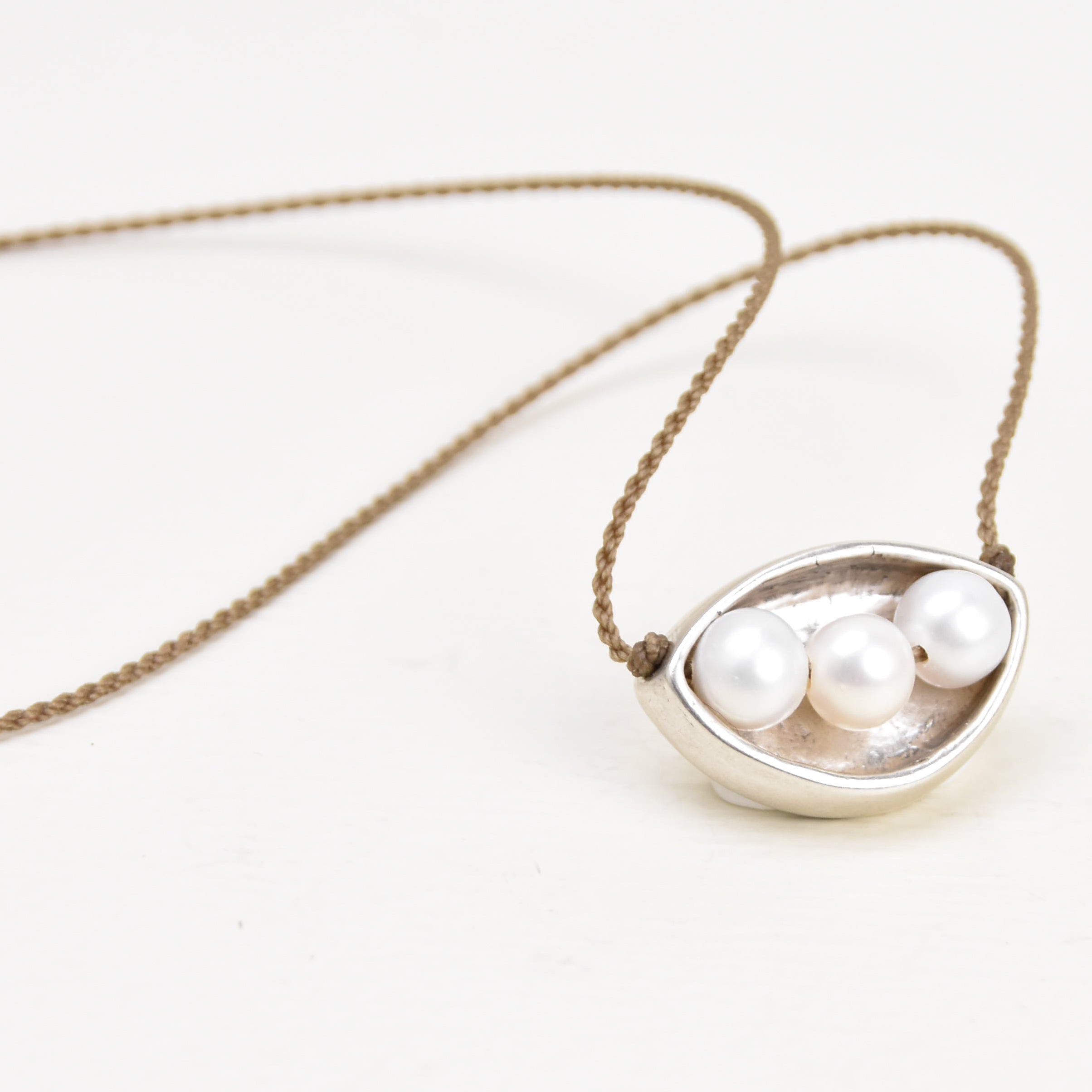 Tula Blue Metals | White Pearl